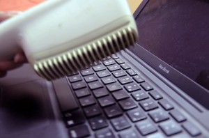 550px-Clean-a-Laptop-Keyboard-Step-4