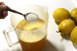 يوضع ماء مثلج مع خمس حبات فاكهه صفراء والسكر اوبديل السكر في الخلاط ثم يصفي مفيش اسهل من كده