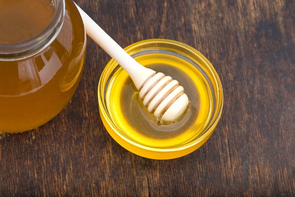 طرق التخلص من الفواق : تناول القليل من العسل