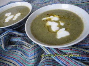 حساء الكوسة والسبانخ (اسباناكلي كاباك كورباسي)
