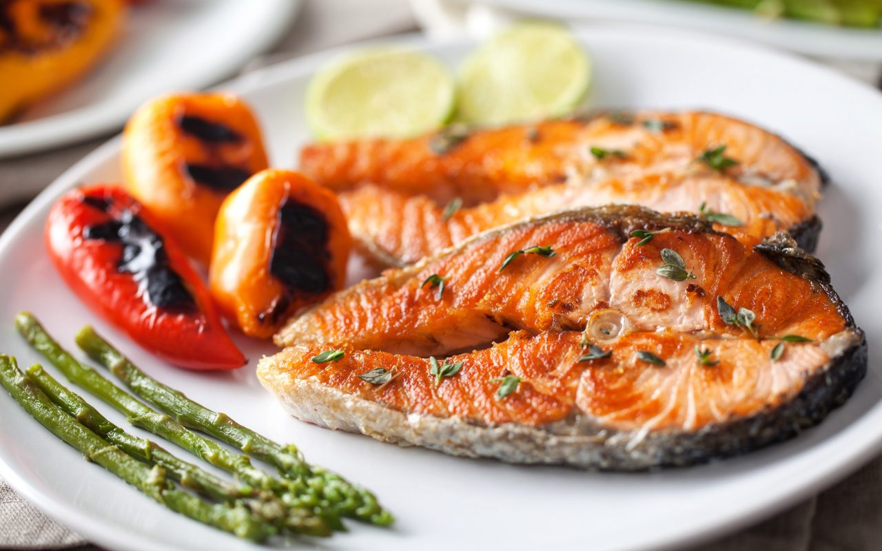 الأطعمة الغنية بفيتامين ب 12 : سمك السلمون