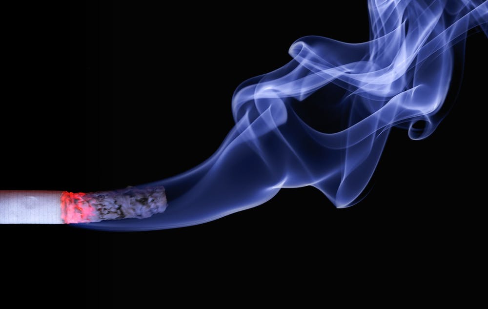 التدخين من أبرز اسباب سرطان الرئة 