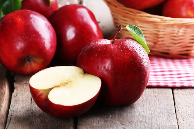 الأطعمة الغنية بـ فيتامين ب ٢ : التفاح