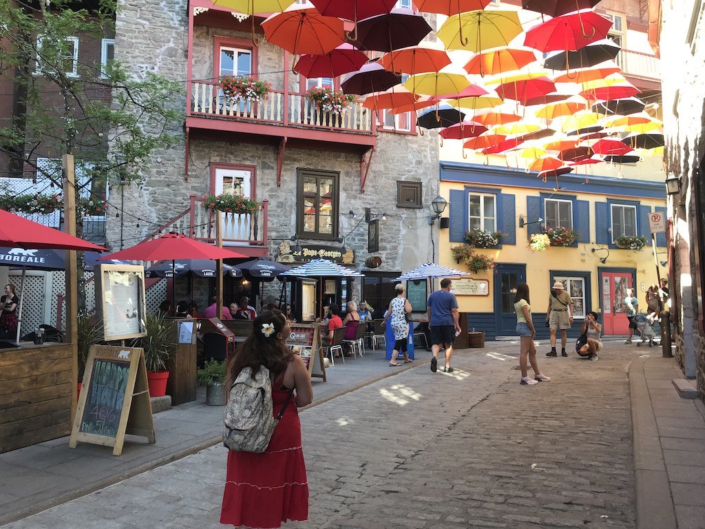 شوارع مزينة بالمظلات حول العالم : شارع الحي القديم - مدينة كيبيك - كندا
