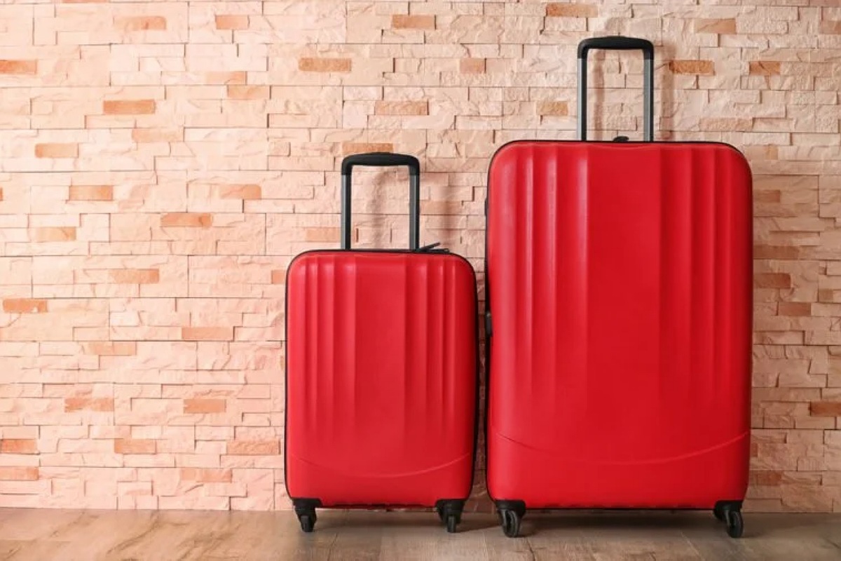 نصائح قبل السفر : وضع بعض ملابسك في حقيبة المرافق