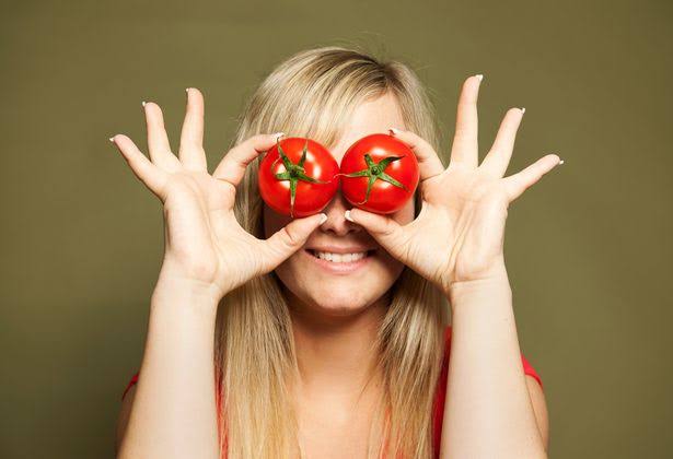 فوائد الطماطم علي العين