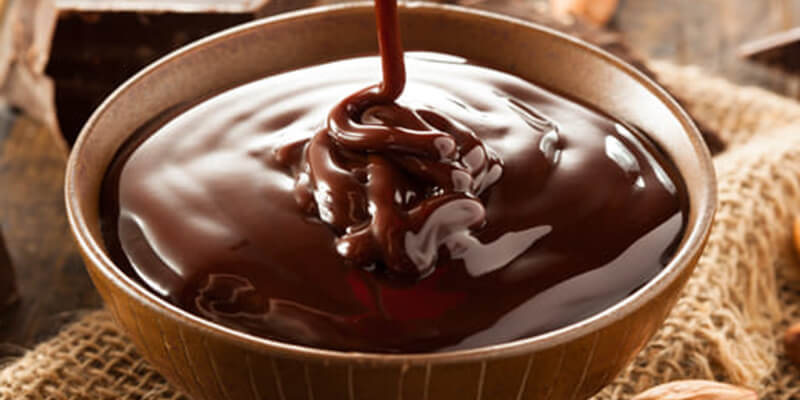 الفشار المصنوع من خليط الشوكولاتة المذابة وزبدة الفول السوداني