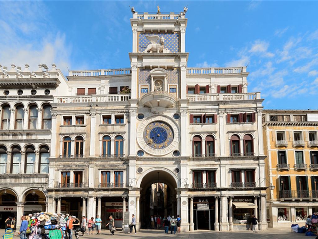 برج الساعة من أشهر الأماكن السياحية في البندقية إيطاليا