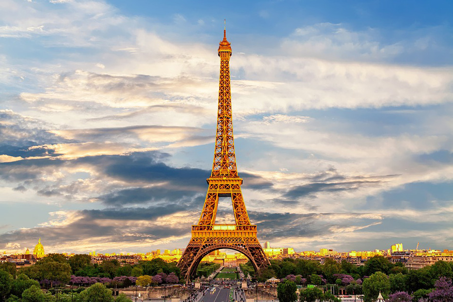 برج ايفل من أشهر الأماكن السياحية في باريس فرنسا