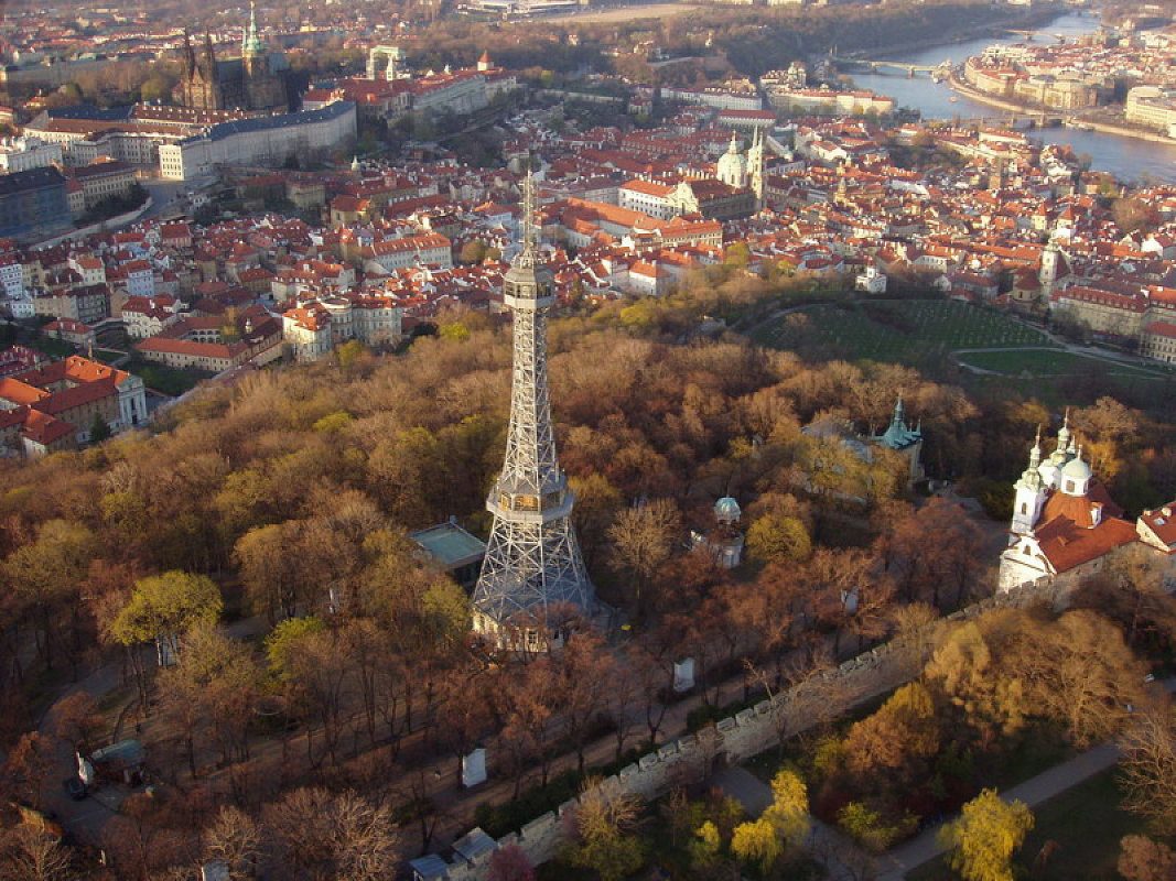 المناطق السياحية في براغ : برج بيترين 