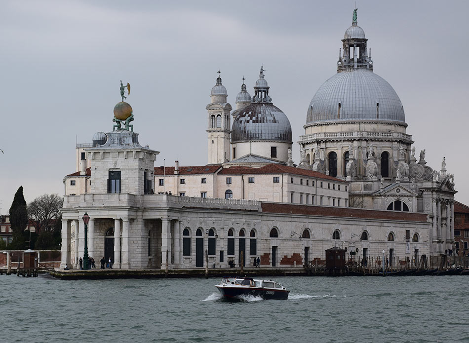 بونتا ديلا دوغانا من أشهر الأماكن السياحية في البندقية إيطاليا