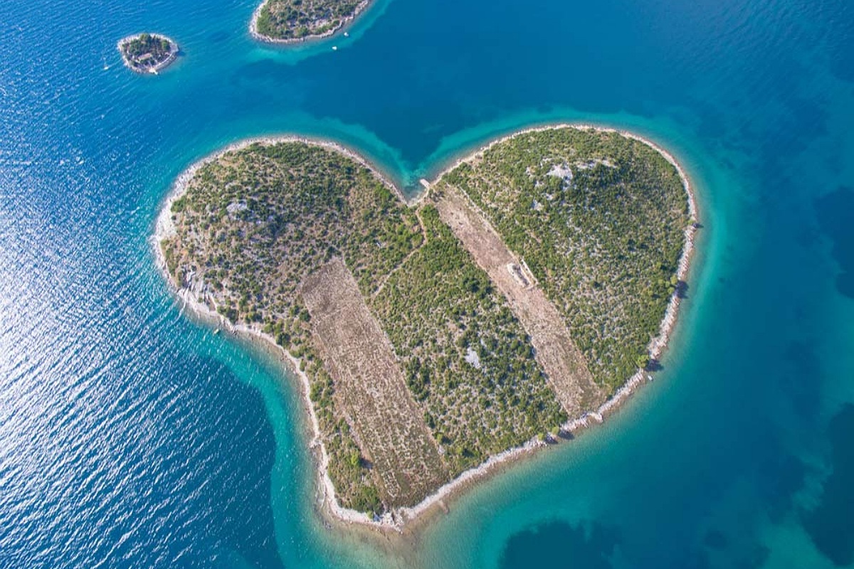 جزر و بحيرات على شكل قلب
