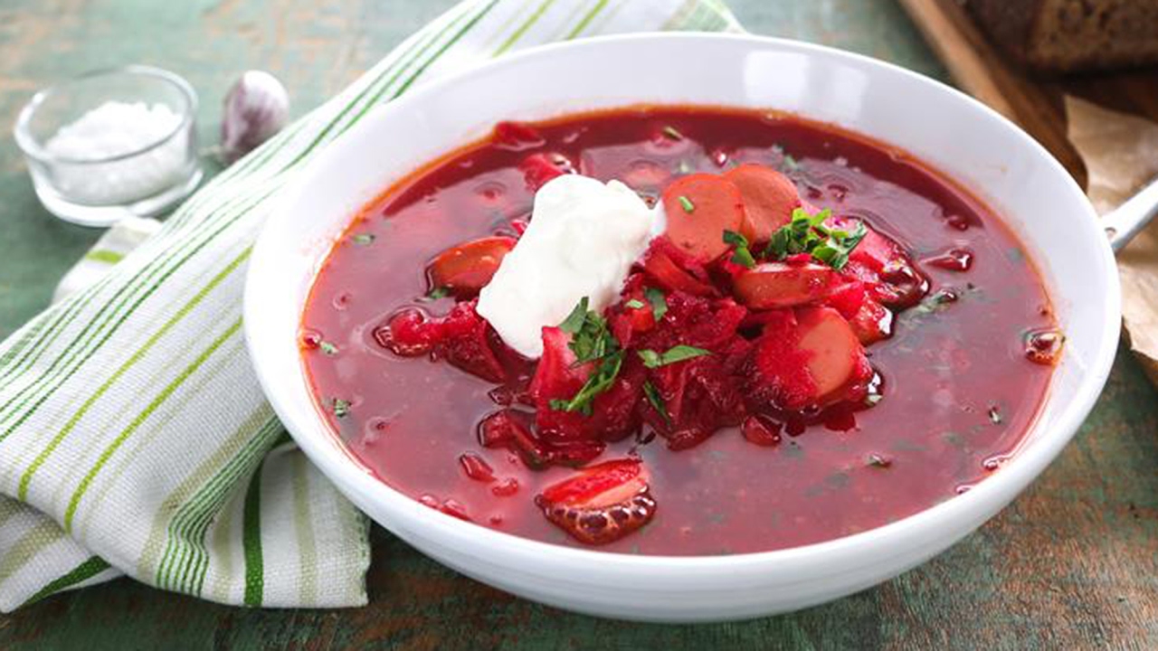 حساء البروشيه الأحمر من أشهر أنواع الحساء الأوكراني
