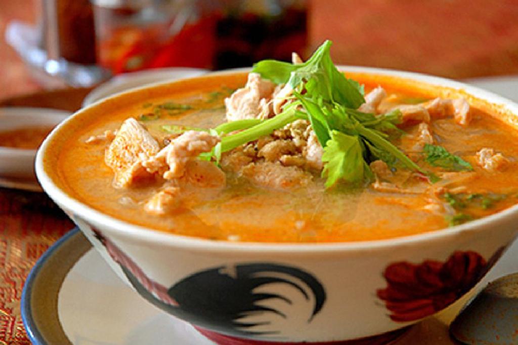 حساء الكاري من أشهر الأكلات في تايلاند