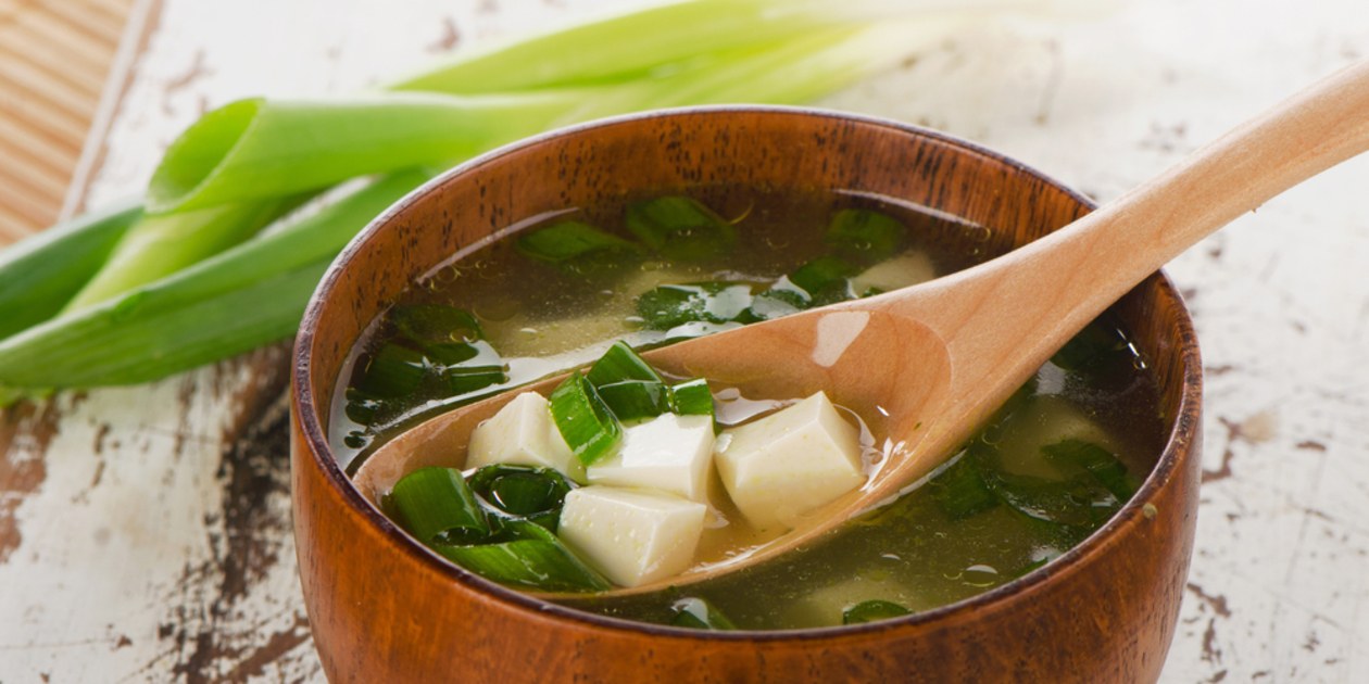 حساء الميسو من أشهر أنواع الحساء اليابني