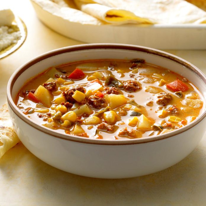 يعد حساء شرائح اللحم والذرة المكسيكي أحد أشهر أنواع الحساء المكسيكي