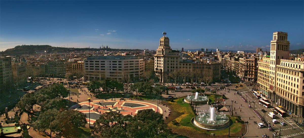 ساحة كاتالونيا من أشهر المناطق السياحية في برشلونة