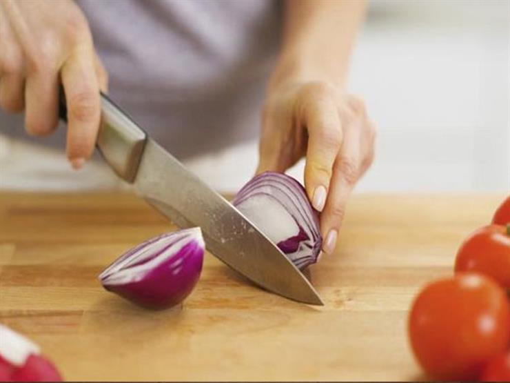 تقطيع البصل بدون دموع باستخدام سكين حاد