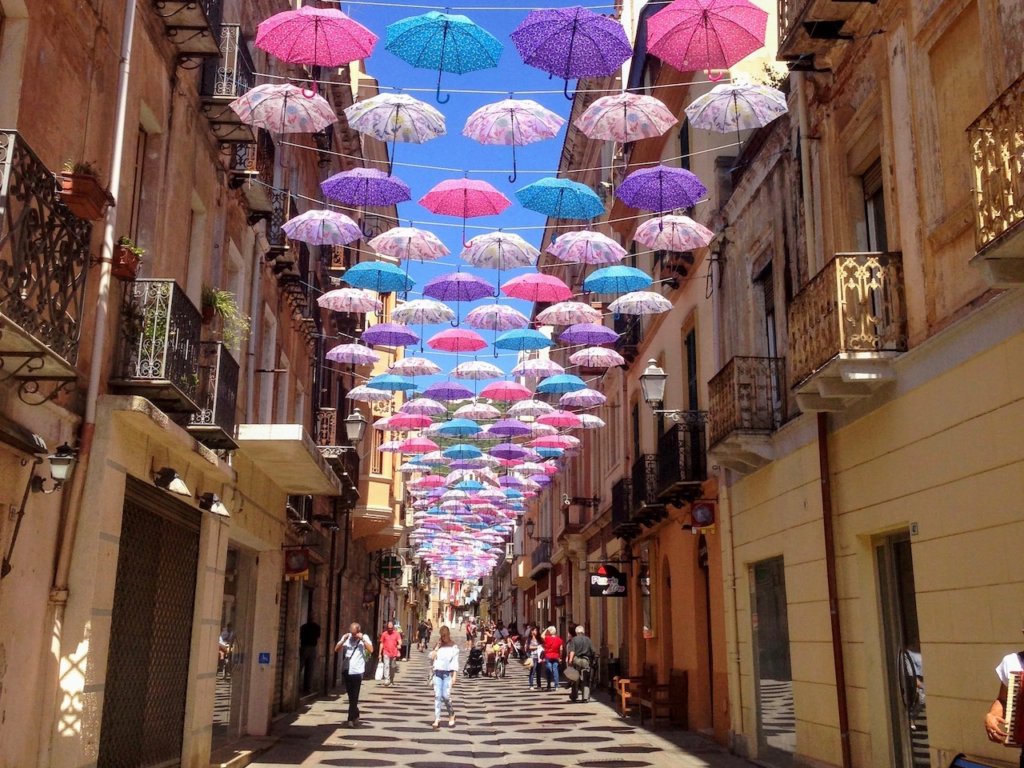 شوارع مزينة بالمظلات حول العالم : إغليسياس - سردينيا - إيطاليا