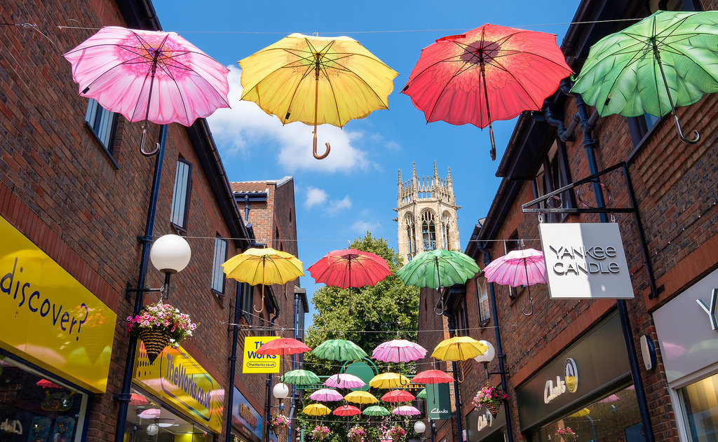 شوارع مزينة بالمظلات حول العالم : مركز كوبرجيت - يورك - إنجلترا