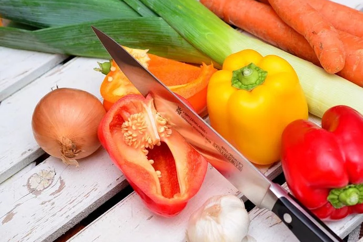 للحفاظ علي صحة القلب : تناول الخضروات النيئة أثناء إعداد العشاء