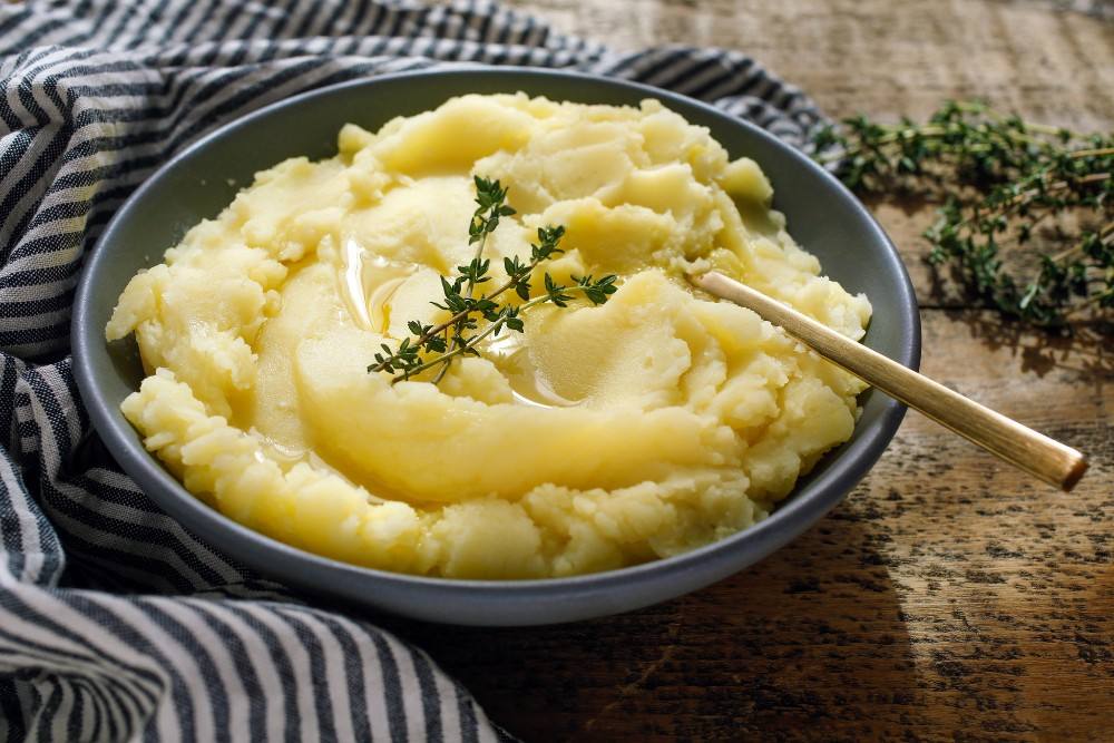 علاج التسمم الغذائي في المنزل : البطاطس المهروسة