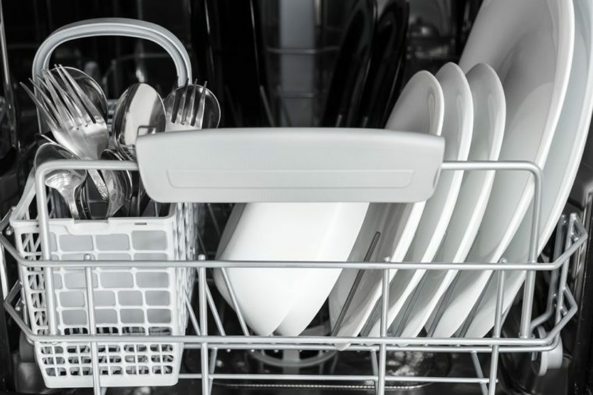 الأخطاء الشائعة في استخدام غسالة الأطباق : وضع أشياء حادة في الرفوف