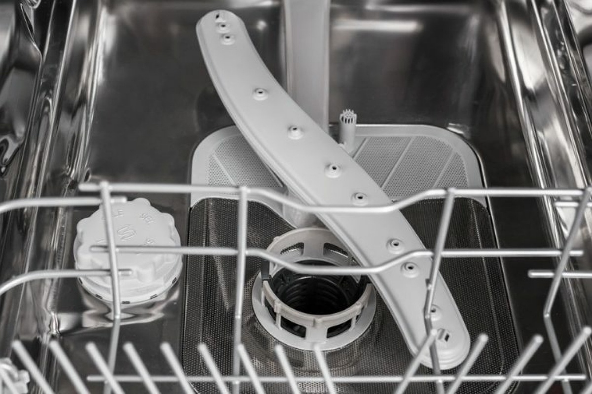 أخطاء شائعة عند استخدام غسالة الأطباق: نسيان وضع الفلتر في الغسالة بعد التنظيف