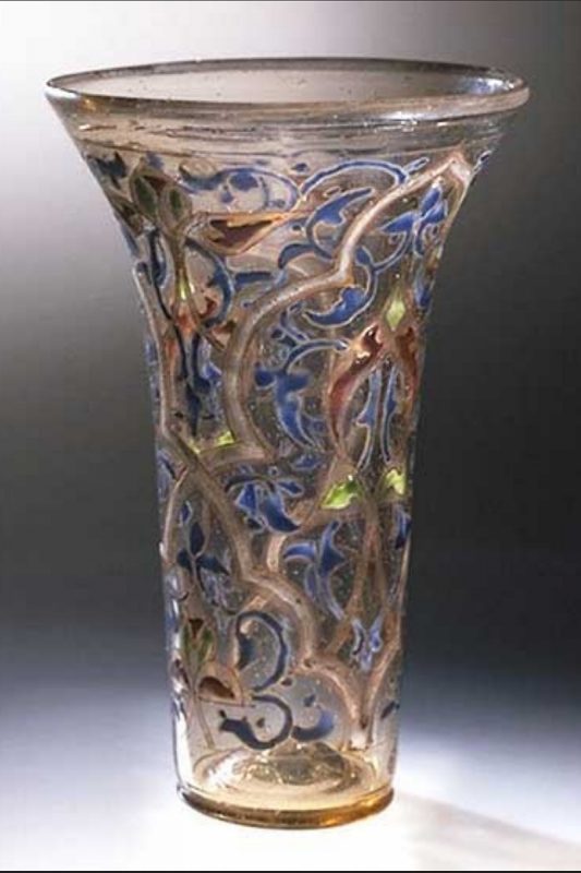 كوب سوري من الزجاج من القرن الثالث عشر