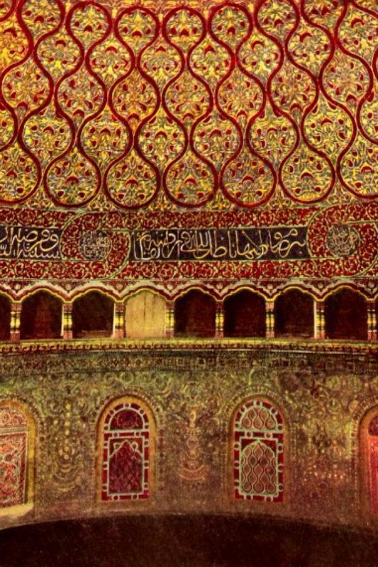 فنون الحضارة الإسلامية : منظر داخلي لقبة الصخرة يوضح أهمية الخط في الفن الإسلامي
