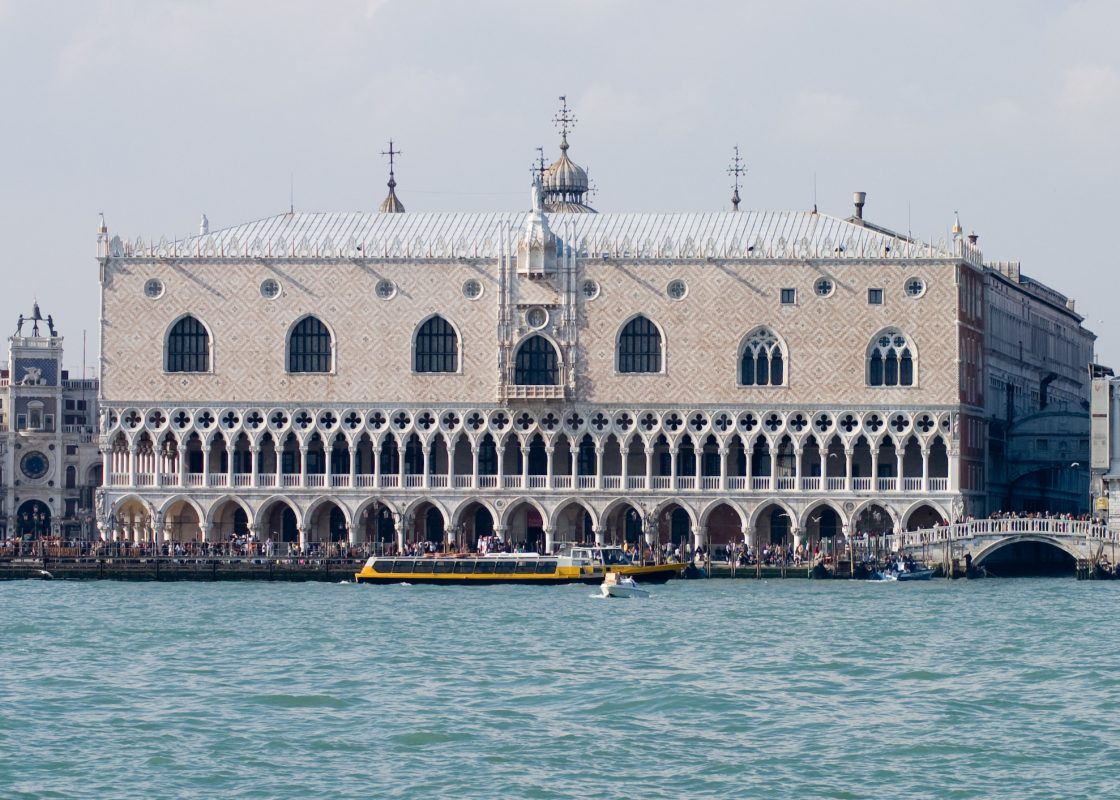 قصر دوجي من أشهر الأماكن السياحية في البندقية إيطاليا
