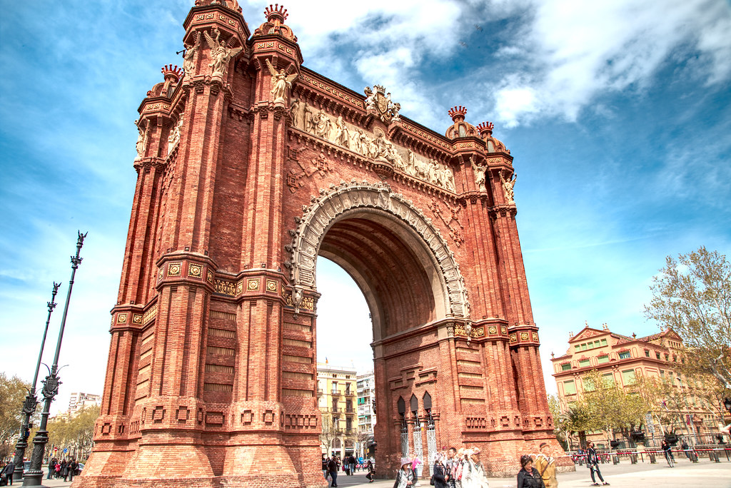 قوس النصر من أشهر الأماكن السياحية في برشلونة
