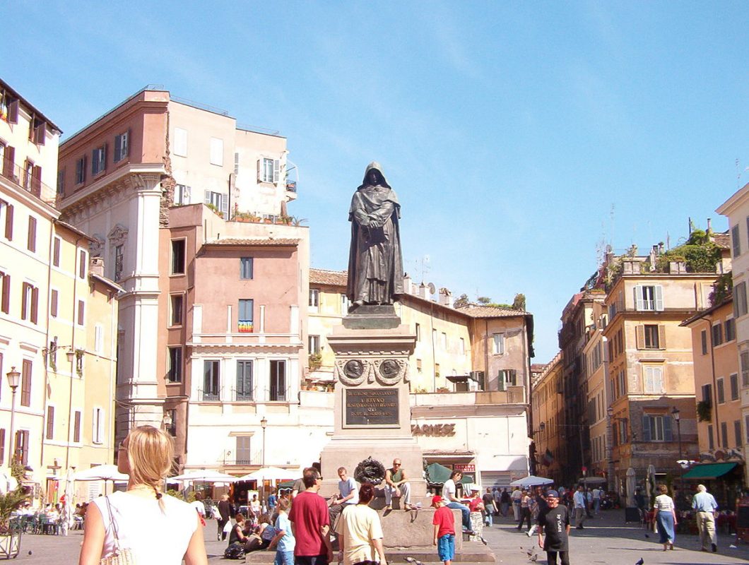 أفضل الأماكن السياحية في روما : ساحة كامبو دي فيوري