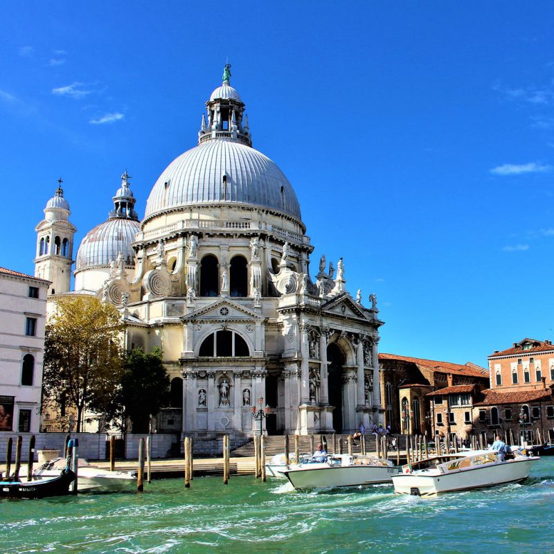 كنيسة سانتا ماريا ديلا من أشهر الأماكن السياحية في البندقية إيطاليا 