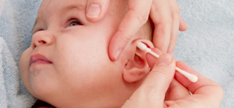 كيف تنظفي أذن طفلك