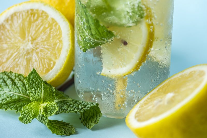 أهمية و فوائد ماء الليمون