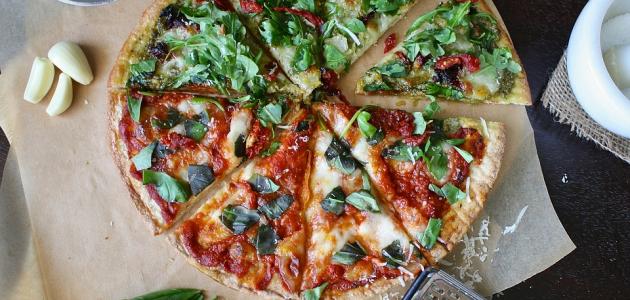     وصفة بيتزا لذيذة مصنوعة من الحبوب المغذية والمفيدة