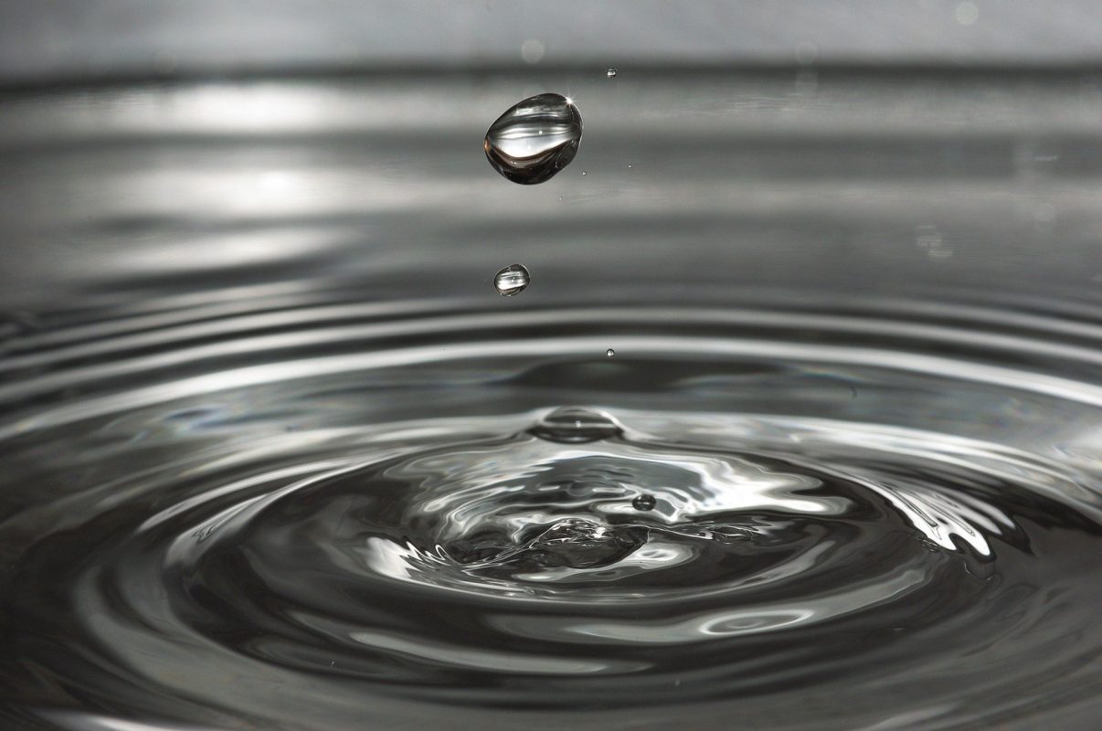 فوائد شرب المياه : يحافظ على كمية المواد الغذائية والمعادن في الجسم